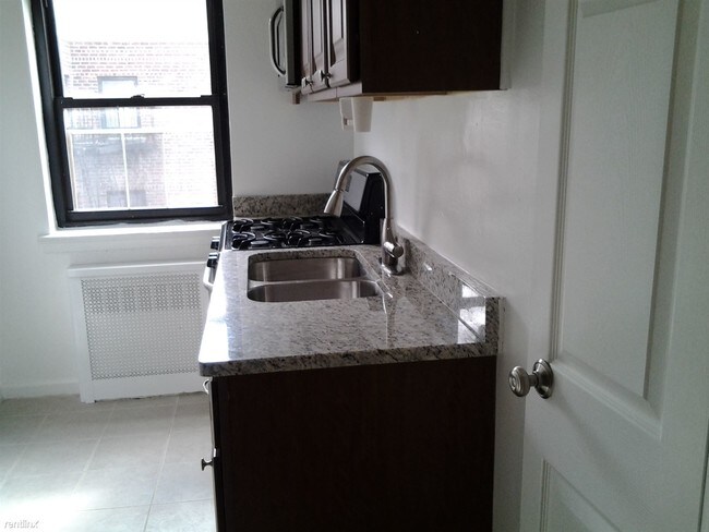 Building Photo - 7224 Kissena Blvd