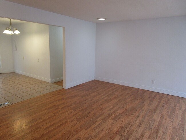 Foto del edificio - 604 NE Lookout Ave