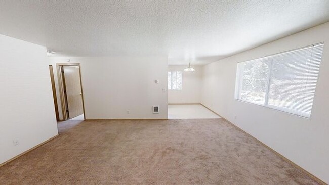Building Photo - 618 NE 93rd Ave