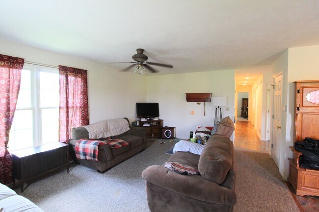 Building Photo - Charming Split-Level Home in Peaceful Coun...