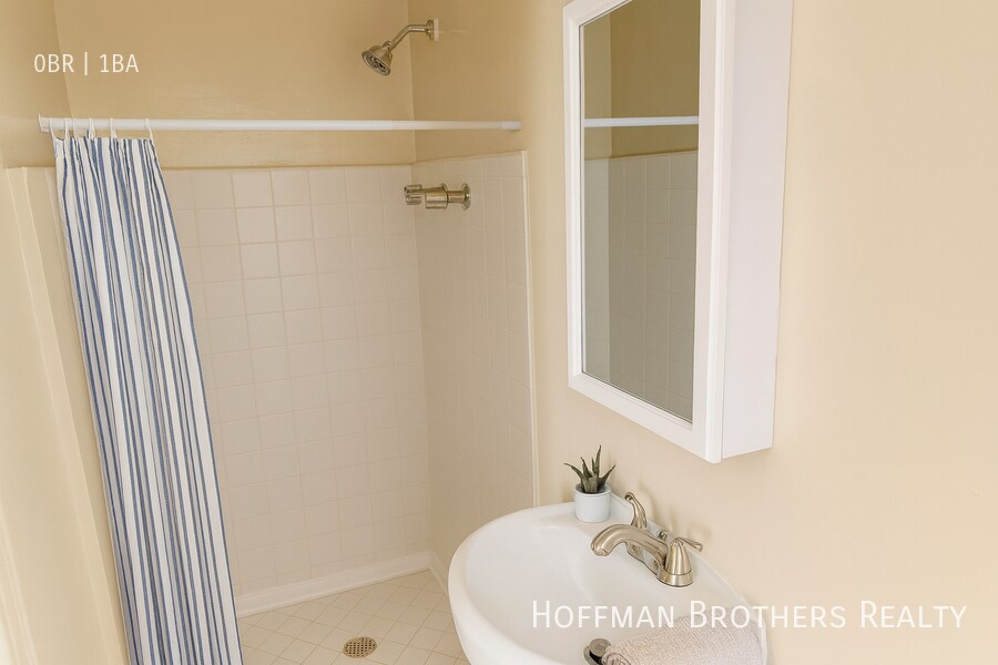 Foto del edificio - 246 S Kenmore Ave