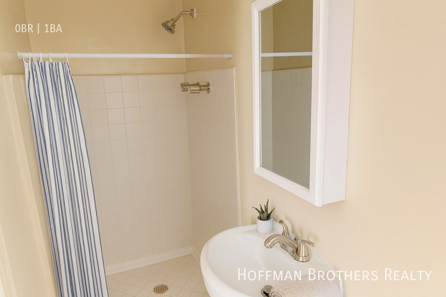 Building Photo - 246 S Kenmore Ave