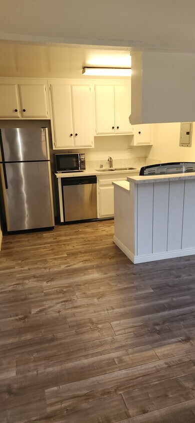 white quartz counters - 1000 W MacArthur Blvd