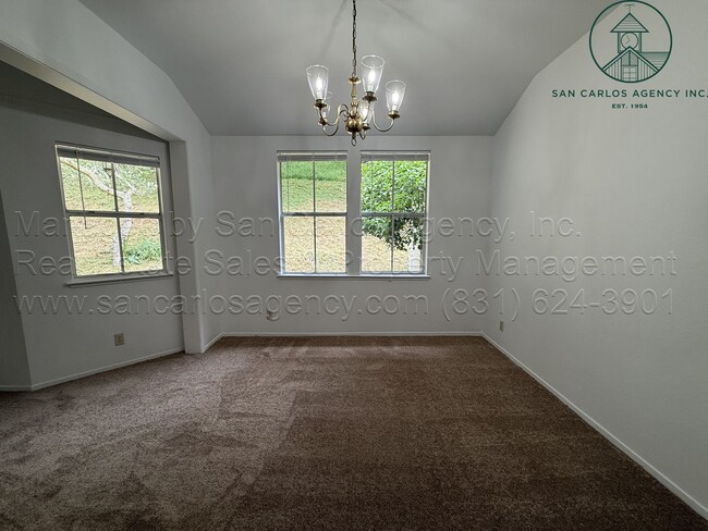 Building Photo - Refreshed Two Bedroom Pacific Grove Townho...