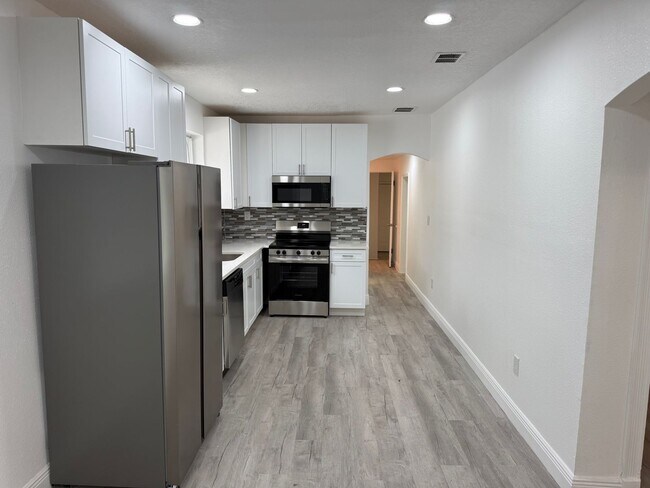 Building Photo - Charming 4-Bed Home with Bonus Room in Tampa! Landscaping/Utilities Included. Available Now!!
