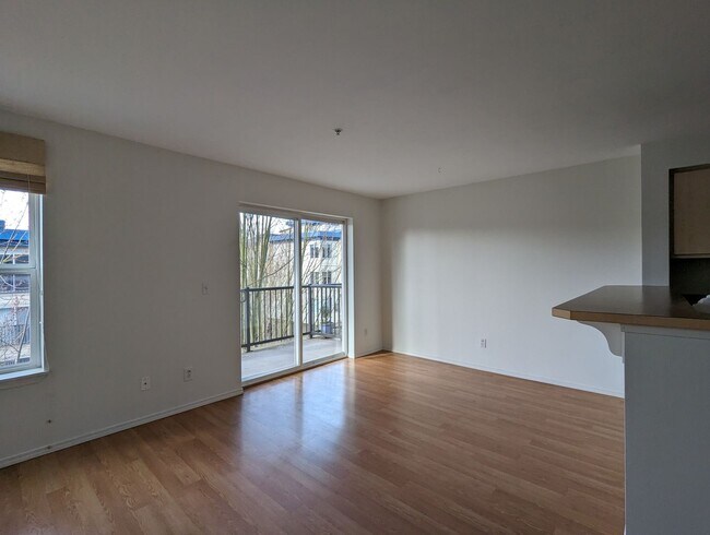 Building Photo - Perfect Location! Greenwood Condo!
