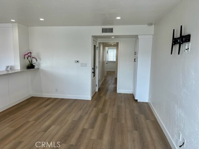 Foto del edificio - 1024 W Balboa Blvd