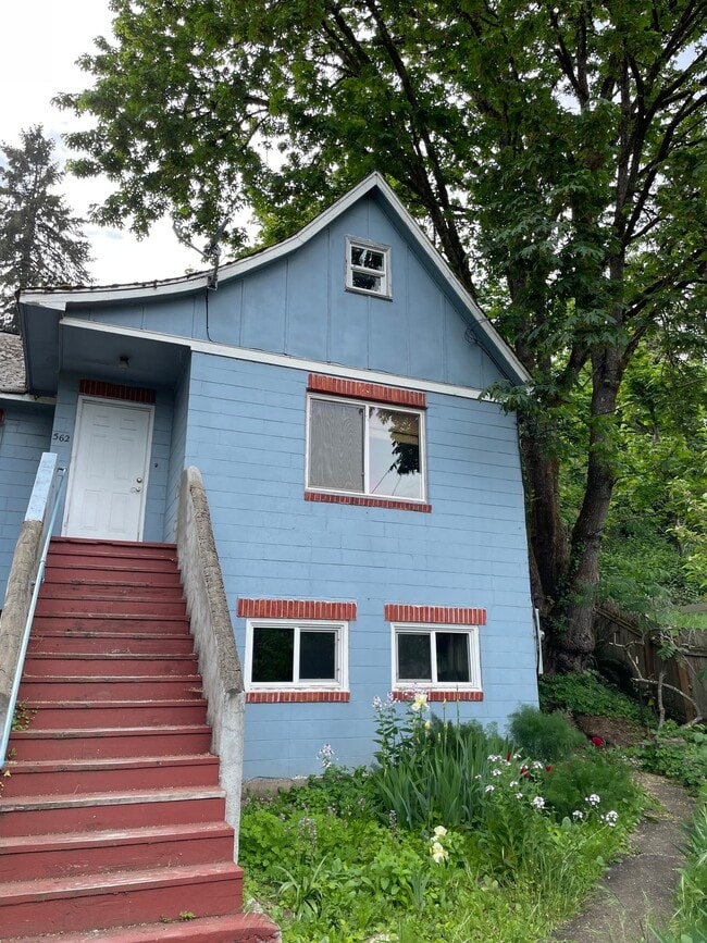 Building Photo - 562 Kelly Blvd