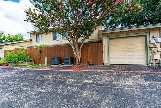 Foto del edificio - 9604 Blue Creek Ln