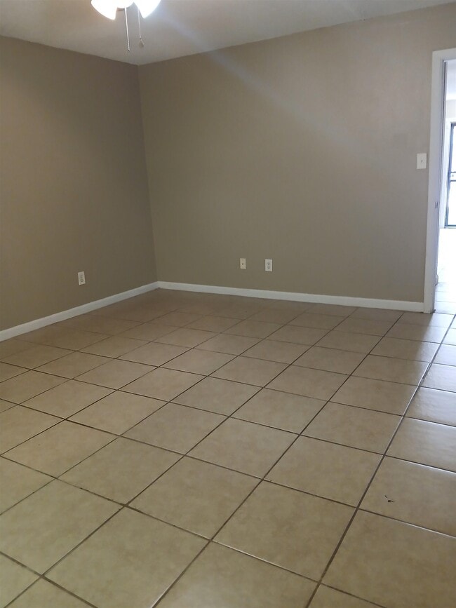 Building Photo - 4866 Royal Run Dr