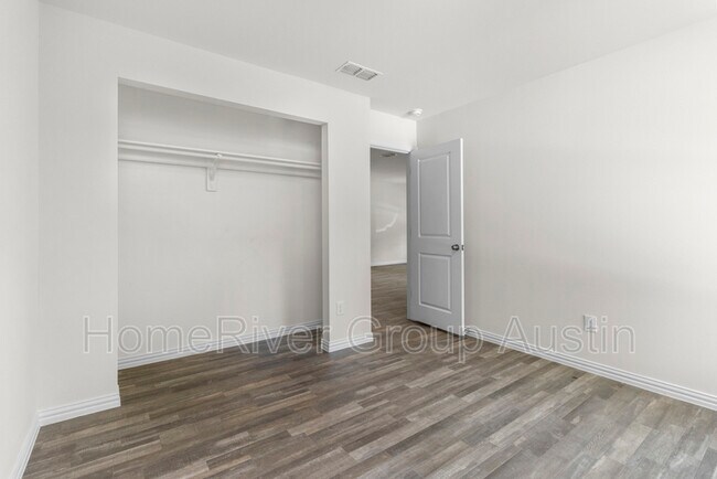 Building Photo - 619 W Sabine St