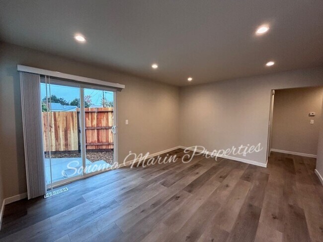 Foto del edificio - 2 Bedroom, 1 Bath House with a 1 Car Garag...