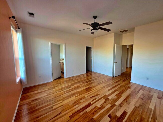 Foto del edificio - 7327 Blue Cypress Ave NE