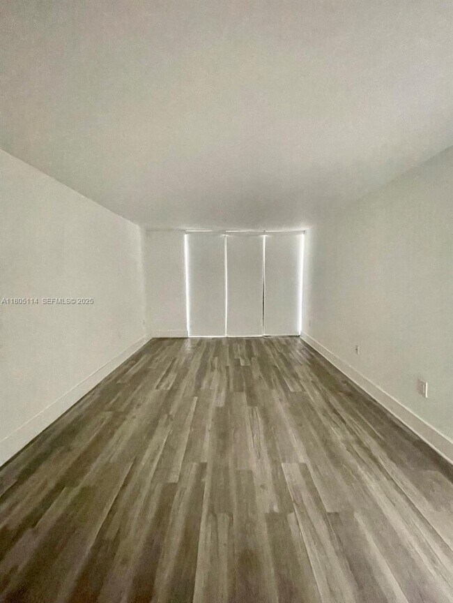 Foto del edificio - 555 NE 15th St