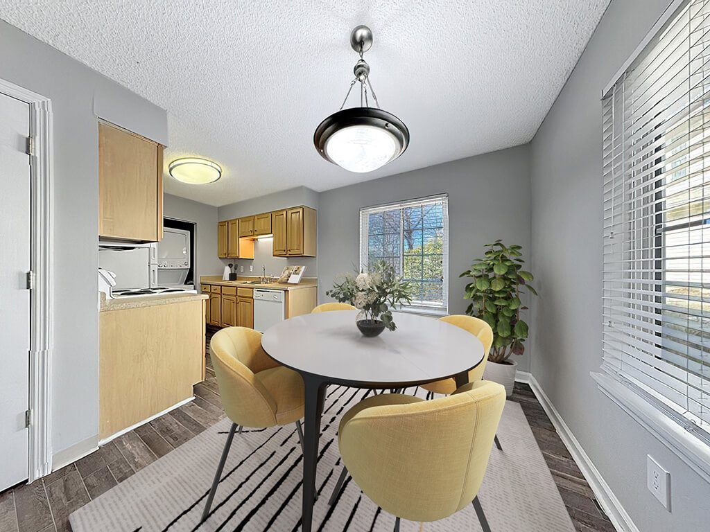 Comedor con ventana - West Winds Townhomes