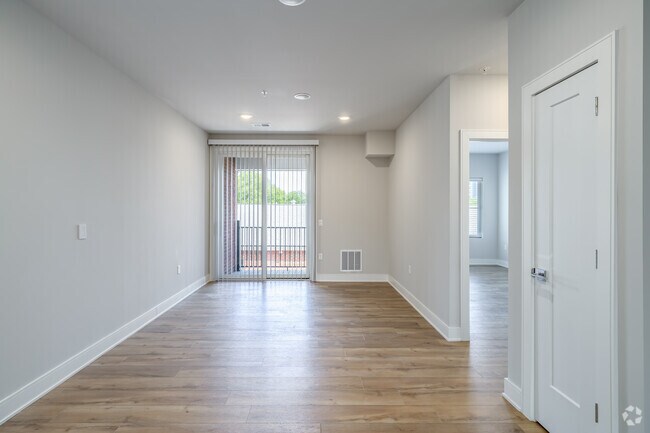 Bowers - 2 habitaciones, 2 baños - 1051 pies cuadrados - Sala de estar - 14 Mile Apartments