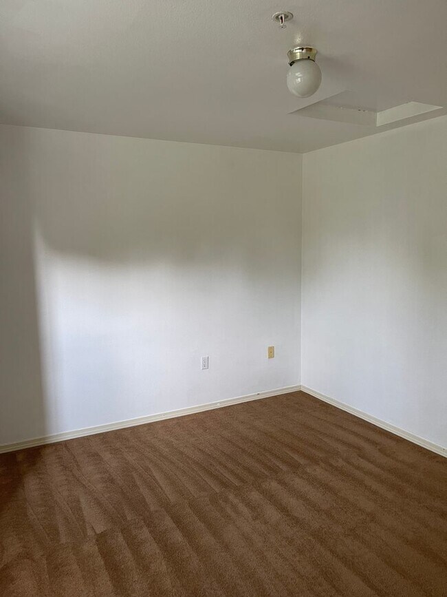Foto del edificio - Exceptional, Top-Floor, Corner Renton Cond...