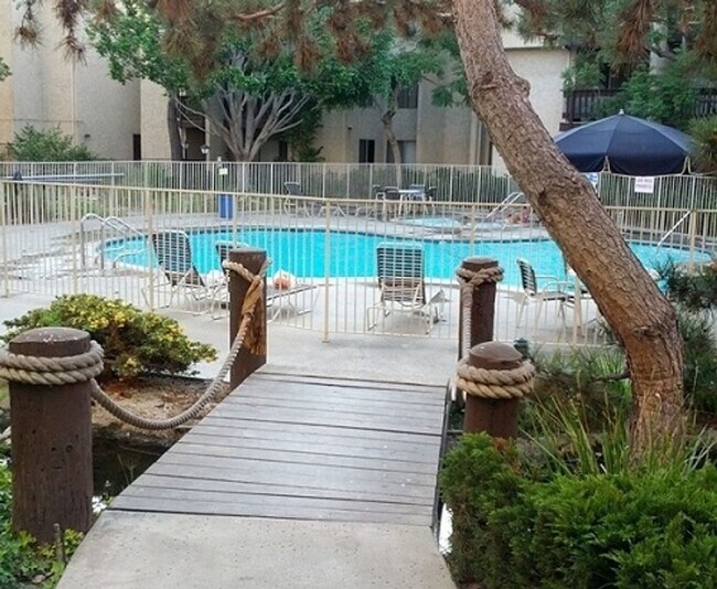 Building Photo - Spacious Condo in Secured Complex w/ Balco...