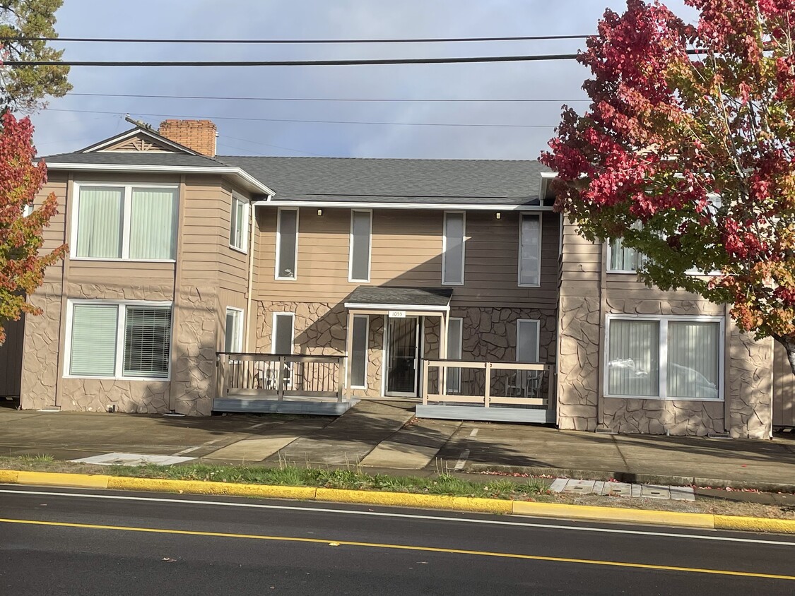 Primary Photo - 1055 SW Queen Ave