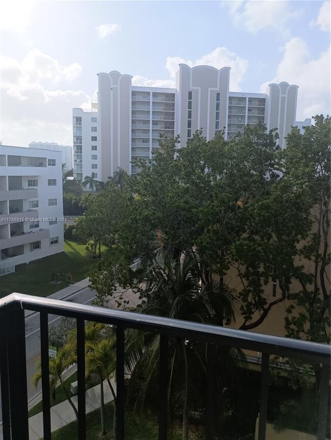 Foto del edificio - 18100 Atlantic Blvd