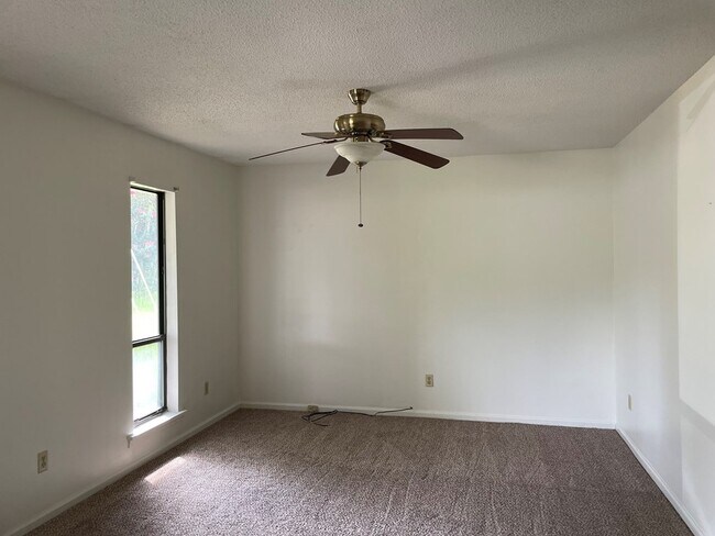 Building Photo - 632 Howlandville Rd