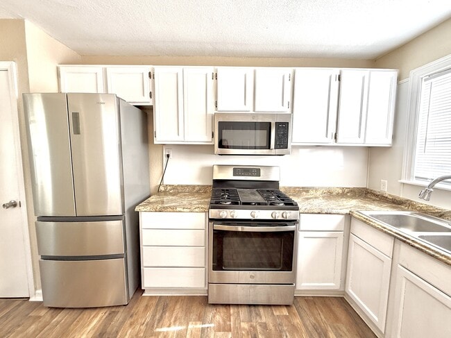 Building Photo - 726 Ash St