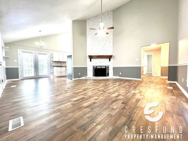Building Photo - 3 Bedroom Available For Move In TODAY! You...