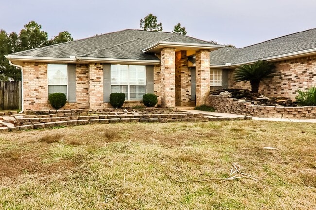 Building Photo - 4 Bedroom / 2 Bathroom home