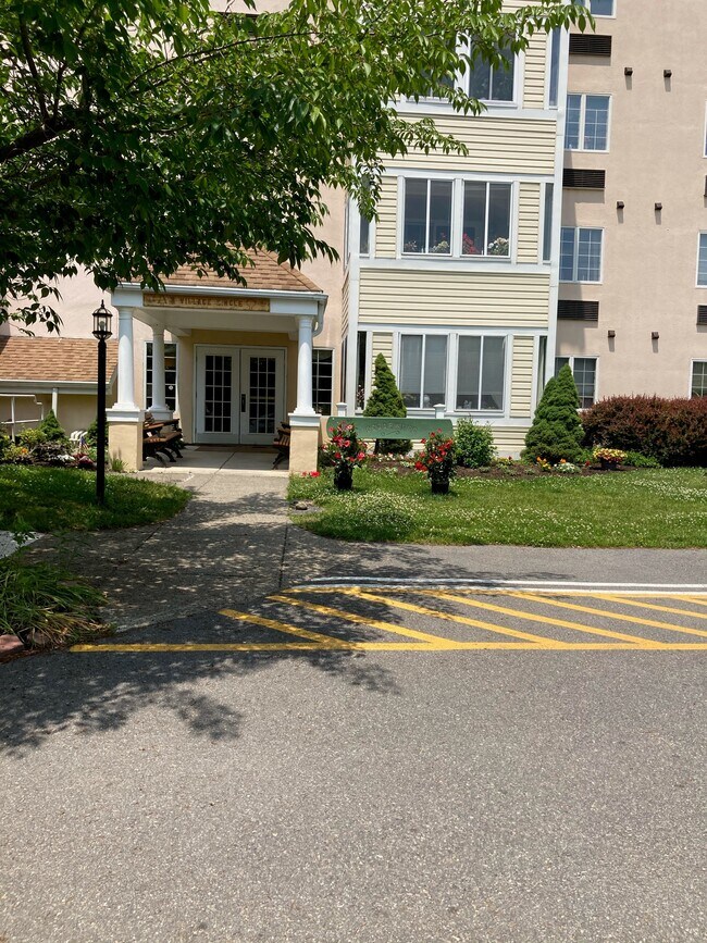 3 Village Dr Unit 306 Cedarwood Commons, Stroudsburg, PA 18360 Condo