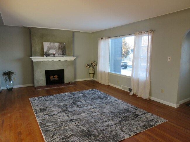 Foto del edificio - 5 Bedroom, 3 Bathroom House Near Pioneer P...