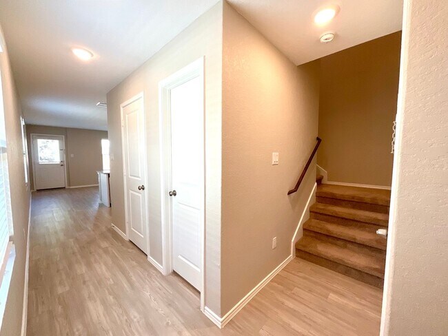 Foto del edificio - *MOVE IN SPECIAL* Modern Two-Story Home with Garage & Fenced Yard!