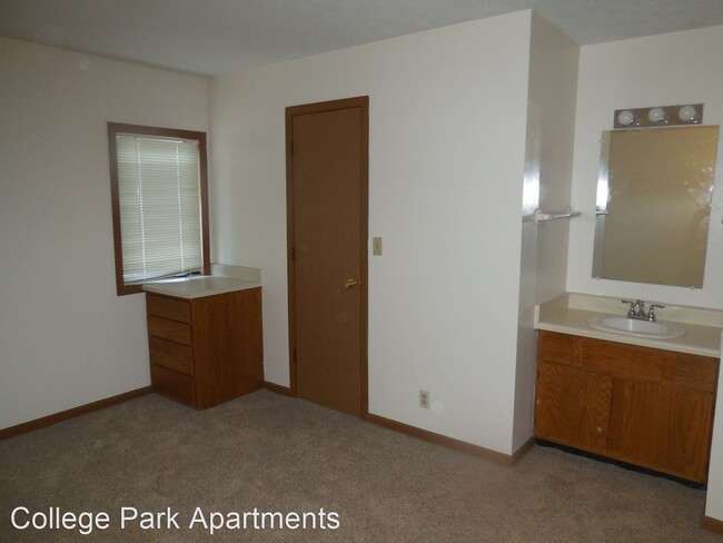 Building Photo - 120 College Park Cir