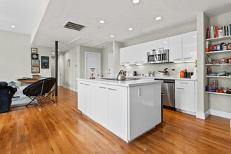 Building Photo - Noah at 4th and Broadway