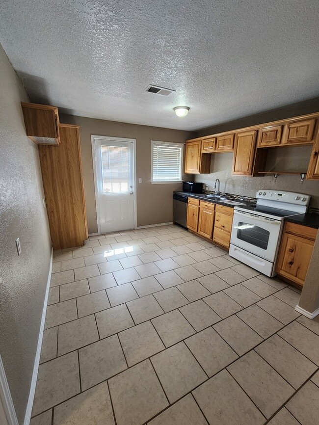 Building Photo - 3 bed 1 bath home with large backyard!