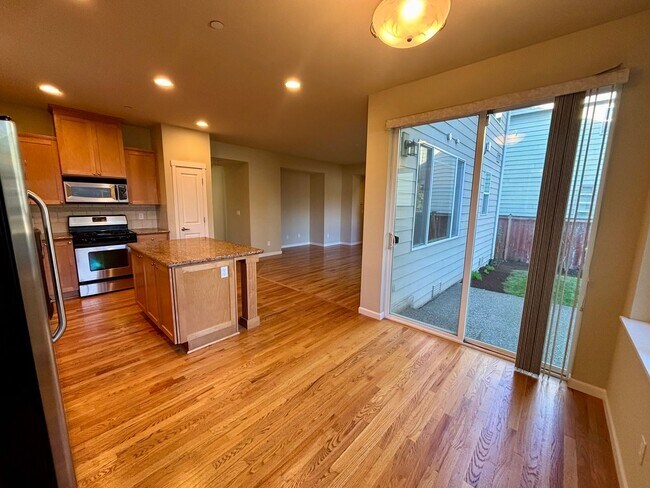 Foto del edificio - 4 Bed + Bonus, 2.5 Bath, Fully Fenced Yard, 2 Car Garage