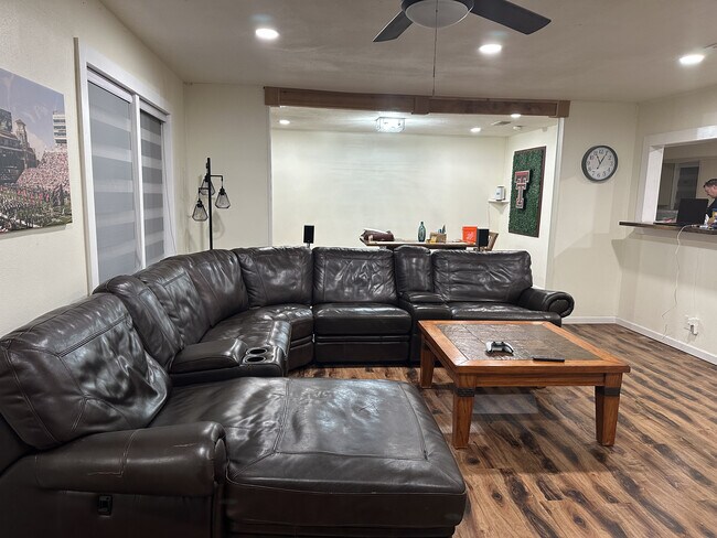 Foto del edificio - 4609 Elgin Ave