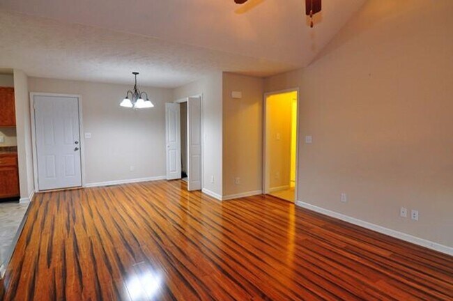 Foto del edificio - 571 Oakmont Dr