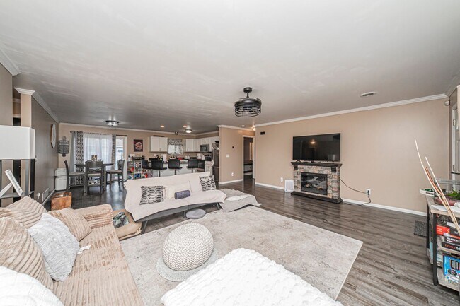 Foto del edificio - Please View 3D Virtual Walk-Through Before Scheduling a Showing