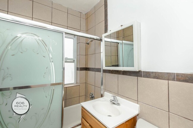 Building Photo - Renovated Belmont Gardens/Kelvyn Park Apar...