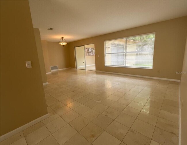 Building Photo - 208 Shady Hollow
