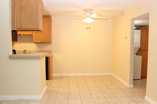 Building Photo - Beautiful 2B/2BA Condo with Two Reserved P...