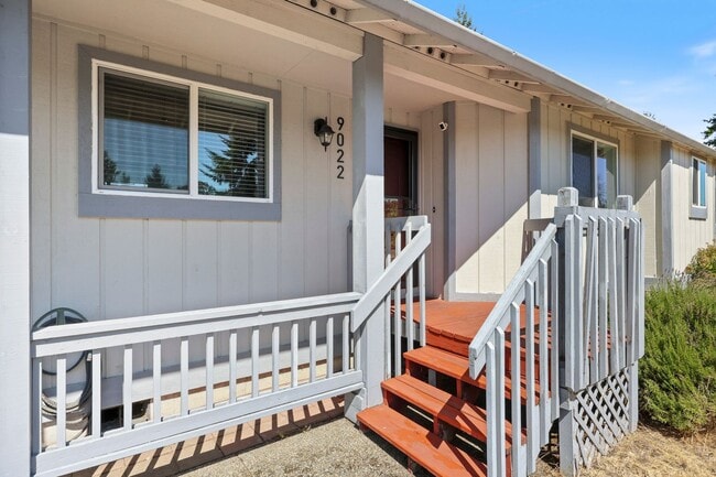 Building Photo - Move in ready - 3 bedrooms, 2 bath rambler...