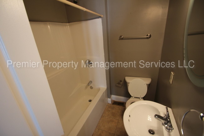 Building Photo - 2 bedroom close to UofL Campus