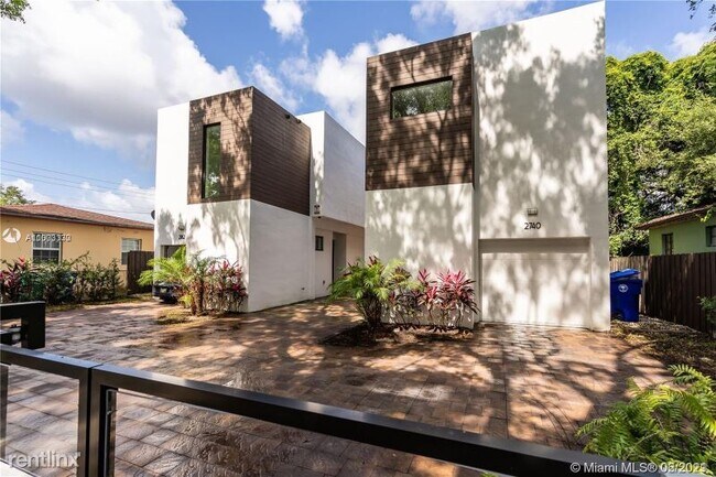 Building Photo - 2740 SW 29th Ave
