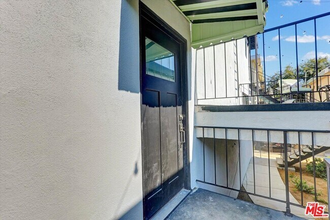 Foto del edificio - 5722 Woodman Ave