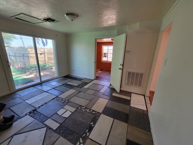 Building Photo - 455 W Thurber Rd