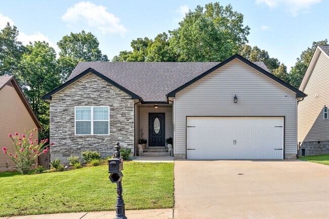 Foto del edificio - Fish, Swim or Canoe from your backyard! Beautiful 3 bed 2 bath with large Fenced in backyard!