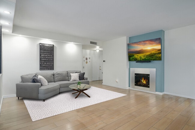 Building Photo - 121 S Palm Dr