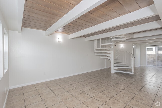 3 habitaciones, 2 baños - 1,620 pies cuadrados - Sala de estar - 16141 Eucalyptus Ave