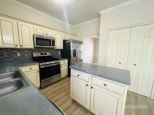 Building Photo - 385 Wynbrook Dr
